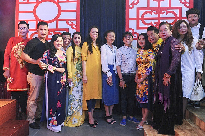 Bất ngờ với sự cẩn thận của Hoài Linh khi tới cúng Tổ ở sân khấu Minh Nhí-20