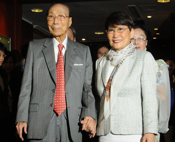 Chuyện tình huyền thoại nhưng gây tranh cãi của tỷ phú Hồng Kông: Yêu ròng rã suốt 45 năm trời và lễ cưới được tổ chức khi đã 90 tuổi-5