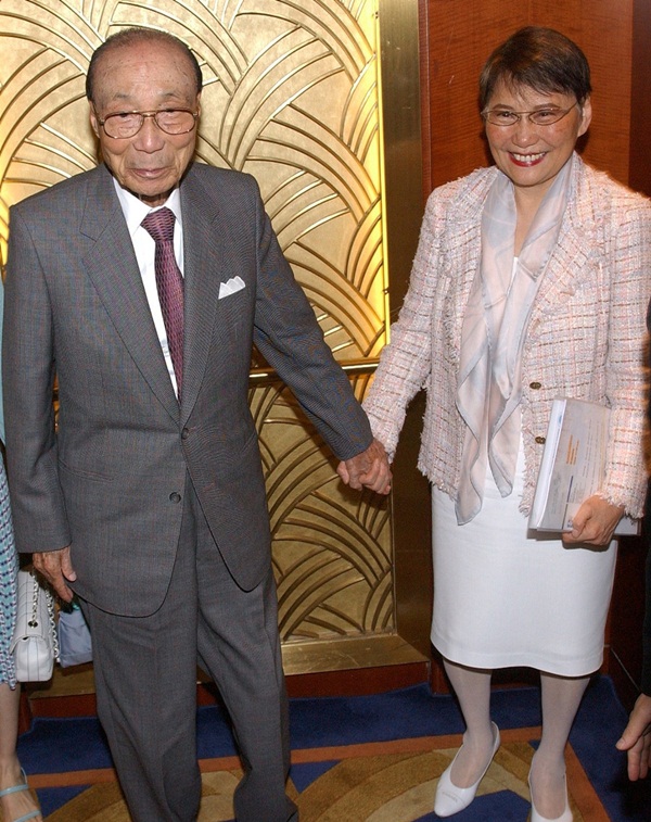 Chuyện tình huyền thoại nhưng gây tranh cãi của tỷ phú Hồng Kông: Yêu ròng rã suốt 45 năm trời và lễ cưới được tổ chức khi đã 90 tuổi-6