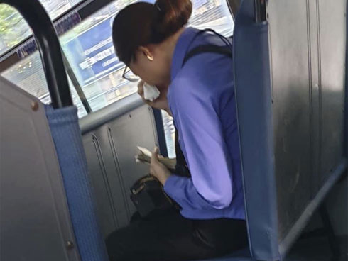 CLIP: Phụ xe thu vé 30 nghìn đồng của cháu gái, người bà lập tức có hành động khiến tất cả bức xúc-1