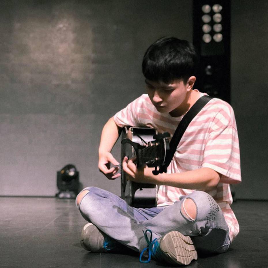 Nam sinh trường con nhà giàu ở Hà Nội gây thương nhớ bởi vẻ ngoài giống idol Hàn, lại vừa hát hay vừa đàn giỏi-4