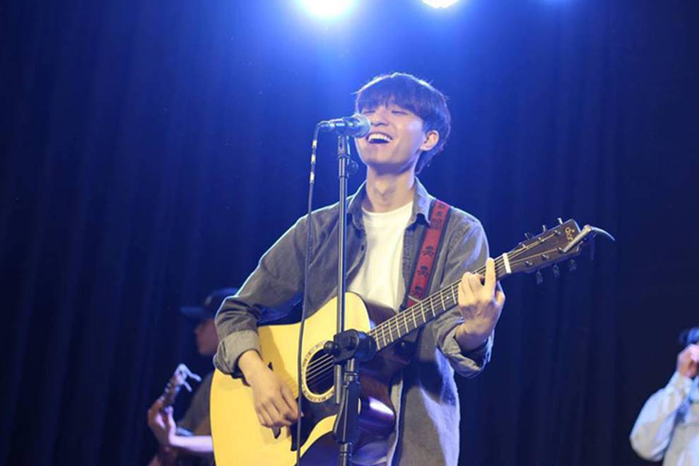 Nam sinh trường con nhà giàu ở Hà Nội gây thương nhớ bởi vẻ ngoài giống idol Hàn, lại vừa hát hay vừa đàn giỏi-6