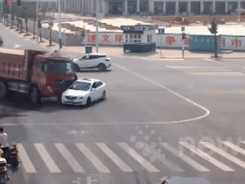 Rẽ không quan sát, xe con suýt bị xe ben đè bẹp