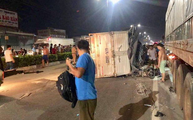 Đi chơi trung thu, nam thanh niên bị xe tải lật trên Quốc lộ 13 đè trúng nguy kịch-1