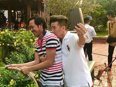 Hành động bất ngờ của Đàm Vĩnh Hưng khiến Hoài Linh phì cười