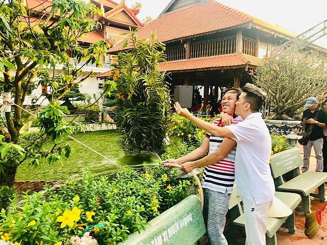 Hành động bất ngờ của Đàm Vĩnh Hưng khiến Hoài Linh phì cười-7