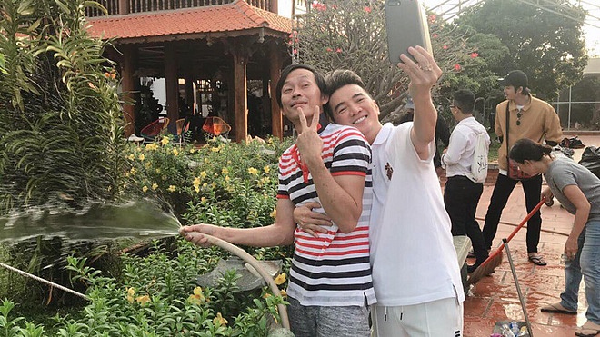 Hành động bất ngờ của Đàm Vĩnh Hưng khiến Hoài Linh phì cười-2