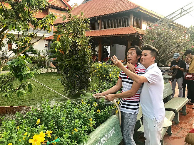 Hành động bất ngờ của Đàm Vĩnh Hưng khiến Hoài Linh phì cười-6