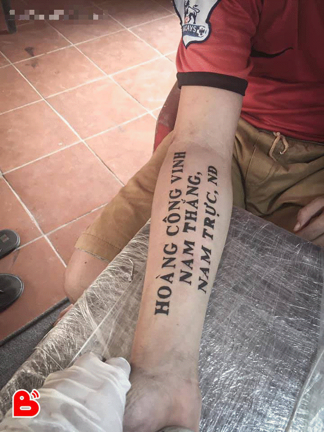 Đưa con trai đi xăm kín hai tay, người bố khiến thợ xăm lúng túng và sự thật xúc động đằng sau-1