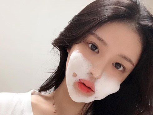 Chẳng cần cao siêu, ngoài 20 tuổi bạn cứ làm tốt 2 bước skincare đơn giản là da đã đẹp nõn nà rồi