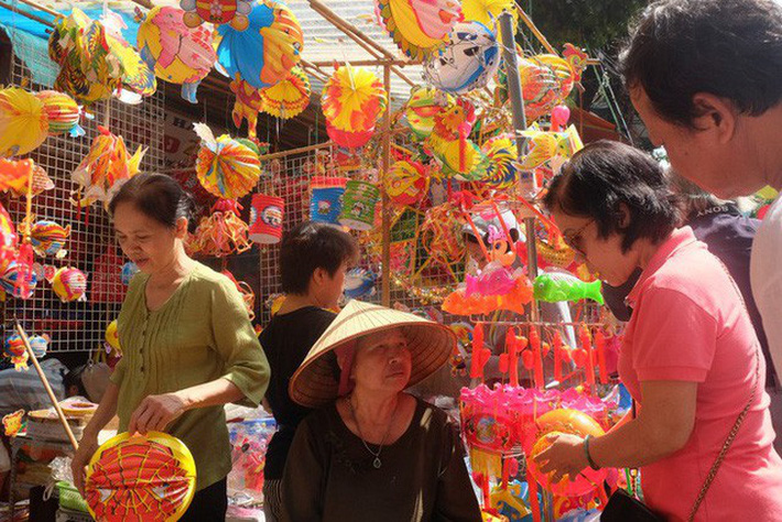 Người dân đội nắng mua đồ Rằm Trung thu, tiểu thương căng thẳng chạy đua với thời gian-1