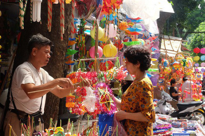 Người dân đội nắng mua đồ Rằm Trung thu, tiểu thương căng thẳng chạy đua với thời gian-2