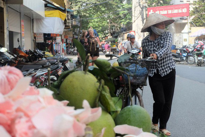 Người dân đội nắng mua đồ Rằm Trung thu, tiểu thương căng thẳng chạy đua với thời gian-8