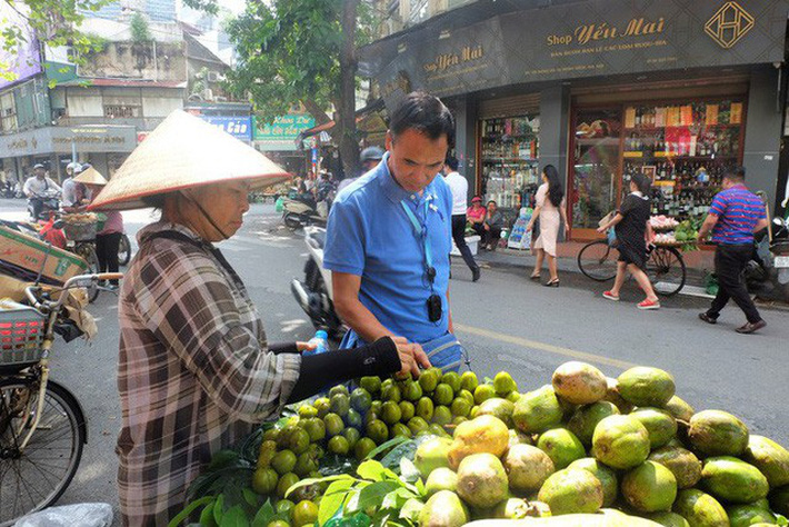 Người dân đội nắng mua đồ Rằm Trung thu, tiểu thương căng thẳng chạy đua với thời gian-9