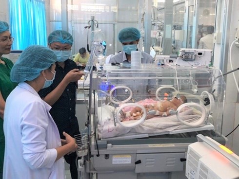 Bé gái có nội tạng trong lồng ngực, tim nằm bên phải