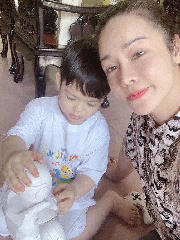 Lâu lâu mới được ở gần con, Nhật Kim Anh khiến người hâm mộ xót xa-3