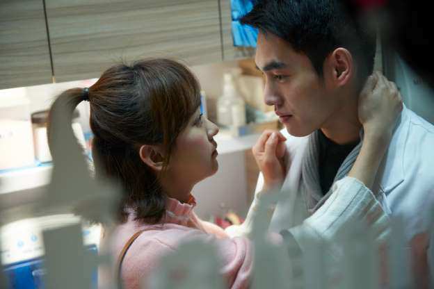 Ngay trong tuần trăng mật vợ có khách”, chồng sốc khi biết việc vợ làm trước kia-1