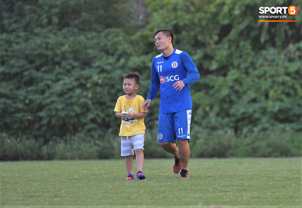 Con trai tiền vệ Thành Lương chiếm trọn spotlight ở sân tập bởi sự tinh nghịch, đáng yêu-12
