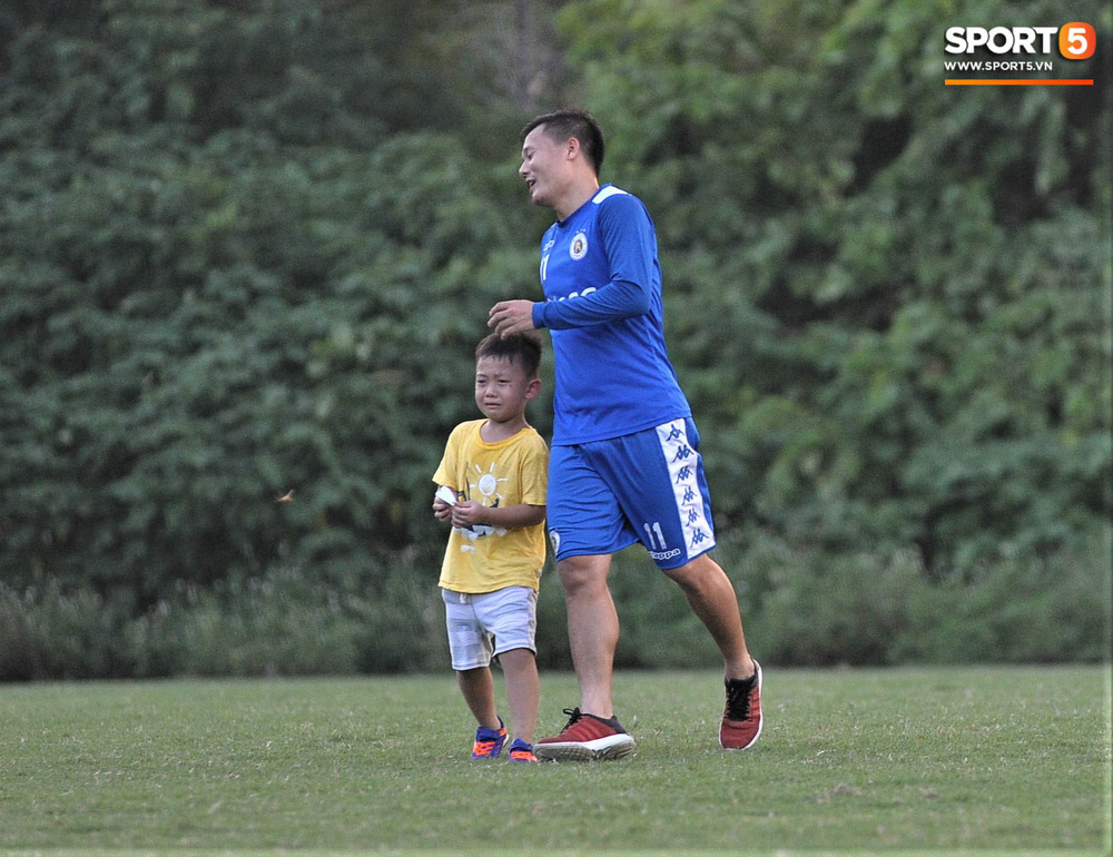 Con trai tiền vệ Thành Lương chiếm trọn spotlight ở sân tập bởi sự tinh nghịch, đáng yêu-11