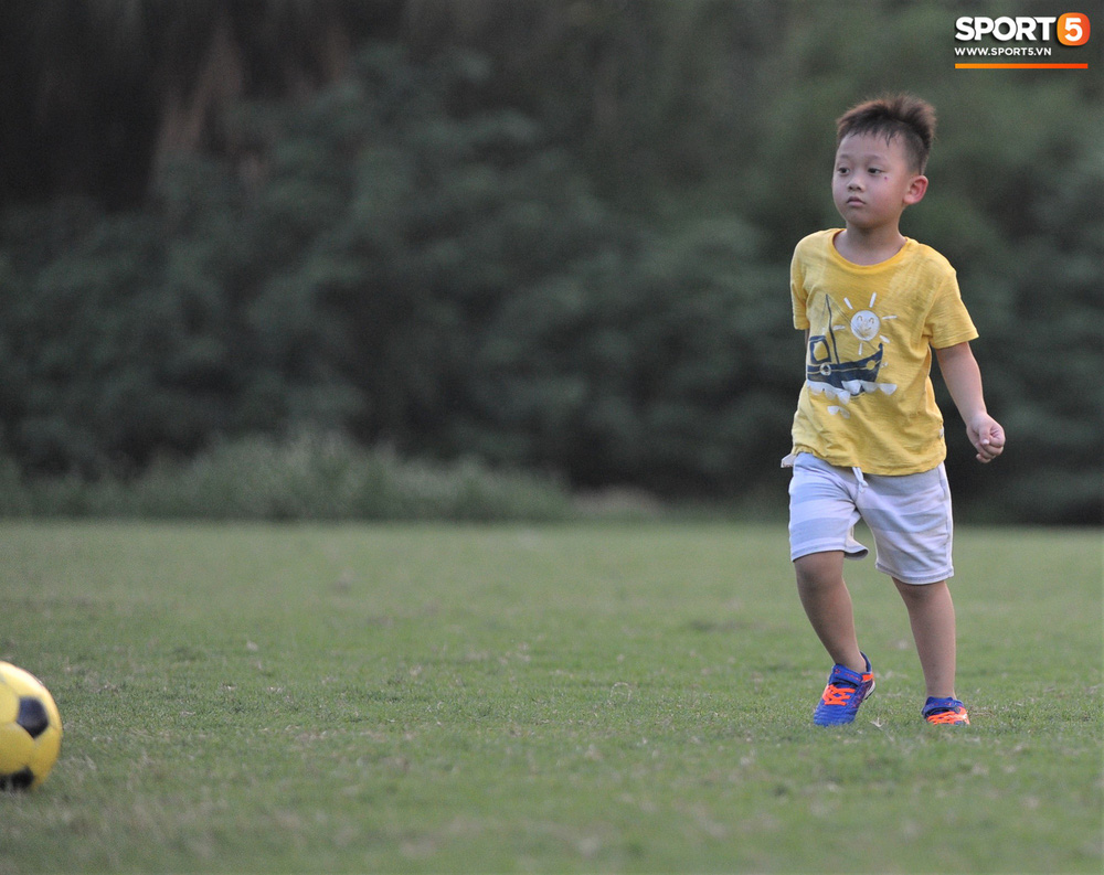 Con trai tiền vệ Thành Lương chiếm trọn spotlight ở sân tập bởi sự tinh nghịch, đáng yêu-5