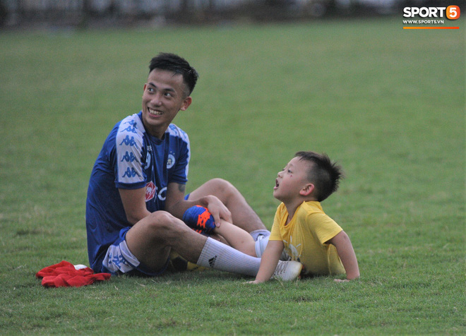 Con trai tiền vệ Thành Lương chiếm trọn spotlight ở sân tập bởi sự tinh nghịch, đáng yêu-7