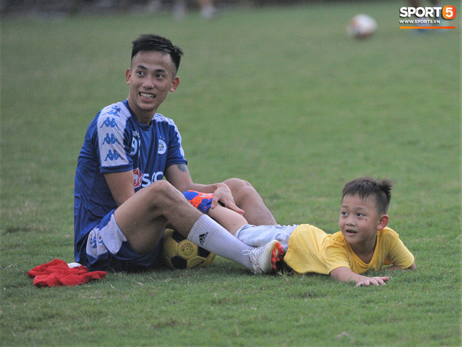 Con trai tiền vệ Thành Lương chiếm trọn spotlight ở sân tập bởi sự tinh nghịch, đáng yêu-6