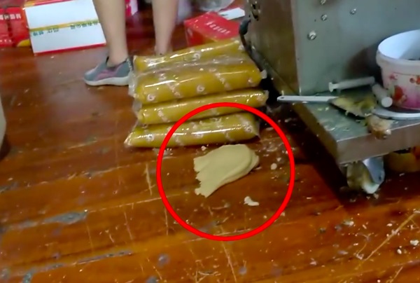 Phóng sự phơi bày điều kiện vệ sinh kinh hoàng tại các nhà máy sản xuất bánh Trung thu ở Trung Quốc-1