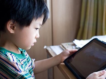 Kỹ năng số 1 chuyên gia ĐH Stanford khuyên dạy nếu muốn trẻ thông minh, nhưng ít cha mẹ nào làm được: Phụ huynh Việt hay cho con chơi iPad, iPhone nên biết!
