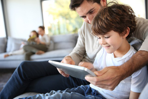 Kỹ năng số 1 chuyên gia ĐH Stanford khuyên dạy nếu muốn trẻ thông minh, nhưng ít cha mẹ nào làm được: Phụ huynh Việt hay cho con chơi iPad, iPhone nên biết!-2