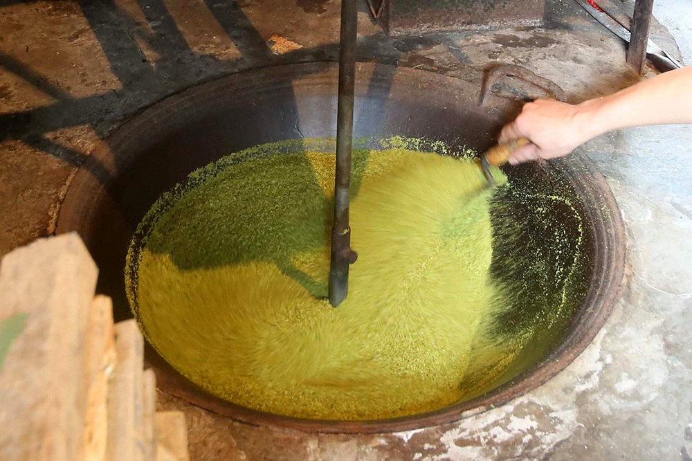 Tận mắt xem quy trình làm cốm ở làng nghề nổi tiếng nhất Hà Nội-3