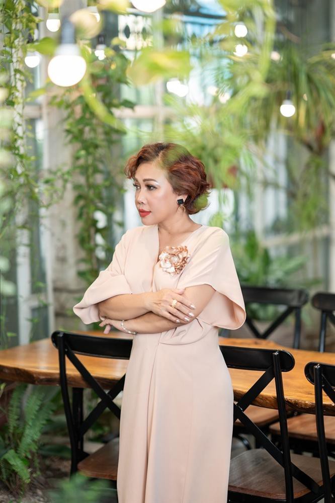 Siu Black hậu giảm cân: Diện áo cúp ngực gợi cảm ở hậu trường nhưng vẫn lộ rõ dấu hiệu tuổi tác-5