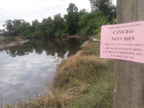 Người dân hoảng hốt phát hiện cá sấu dài gần 2m, nặng 20kg trên Quốc lộ 1A-2