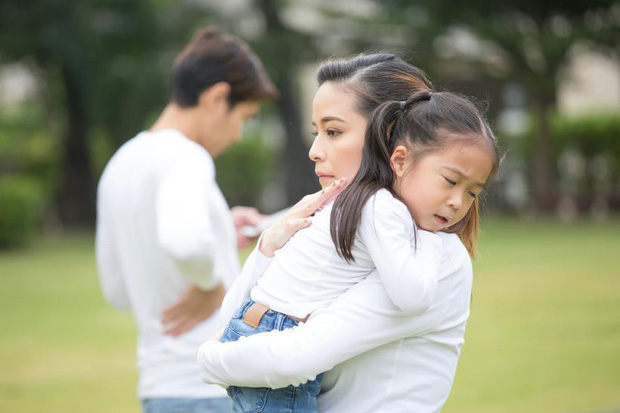 Đằng sau người mẹ hay gắt gỏng, quát mắng con là một người cha vắng mặt-2