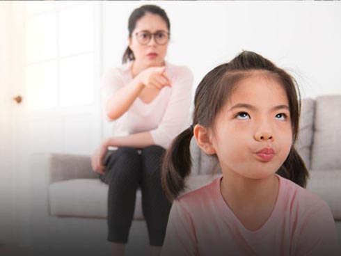 Con trai lỡ làm đổ nước ra quần áo, người mẹ oang oang nói 1 câu khiến mọi người xung quanh bất bình thay cho đứa trẻ-3