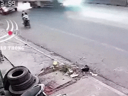 Xe tải đang chạy bỗng cháy ngùn ngụt trên cao tốc Hạ Long - Hải Phòng-3