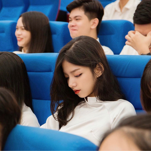 Nữ sinh 2001 gây sốt với bức ảnh góc nghiêng thần thánh ngày khai giảng, truy tìm info mới biết hóa ra nàng là hotgirl đã hot từ lâu-1