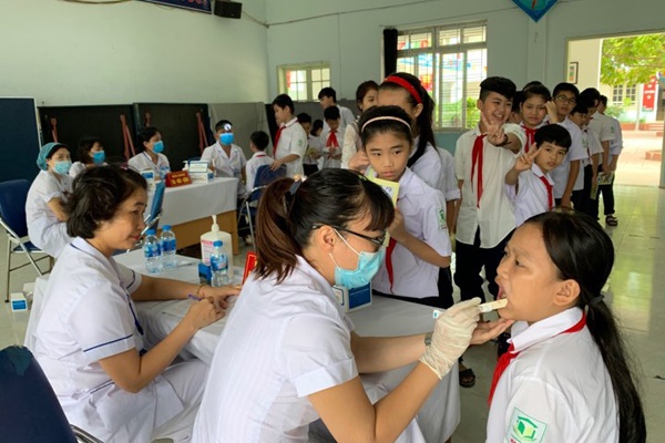 2.000 người đi khám sau cháy Rạng Đông, trường học được yêu cầu test thực phẩm-2