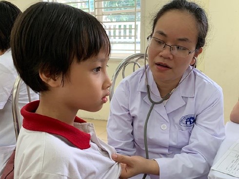 2.000 người đi khám sau cháy Rạng Đông, trường học được yêu cầu test thực phẩm