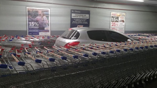 Nhân viên siêu thị tung chiêu trả đũa bá đạo dằn mặt tài xế đỗ xe ẩu-2