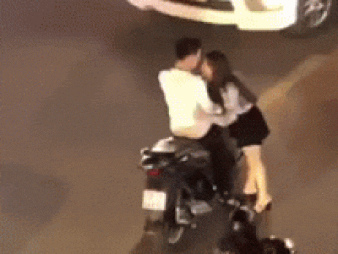 Clip: Cặp đôi dừng xe giữa đường để đánh nhau