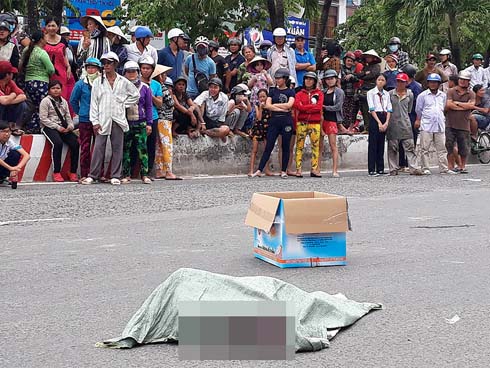 Lời khai của người phụ nữ đi xe máy đánh rơi bao tải chứa nhiều xác thai nhi xuống đường-6