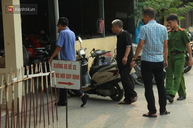 Ông Phiến thất thần trong buổi thực nghiệm lần 3 vụ bé trai trường Gateway tử vong trên xe đưa đón-2