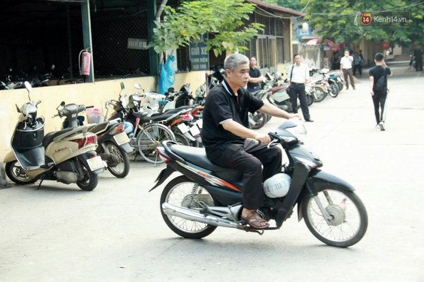 Ông Phiến thất thần trong buổi thực nghiệm lần 3 vụ bé trai trường Gateway tử vong trên xe đưa đón-5