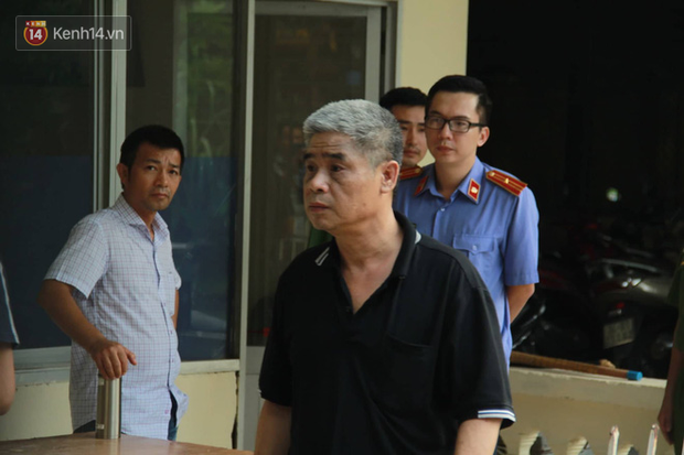 Ông Phiến thất thần trong buổi thực nghiệm lần 3 vụ bé trai trường Gateway tử vong trên xe đưa đón-4