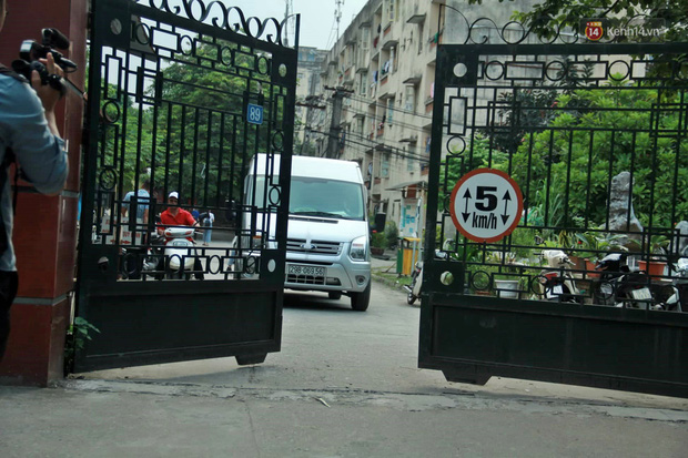 Ông Phiến thất thần trong buổi thực nghiệm lần 3 vụ bé trai trường Gateway tử vong trên xe đưa đón-7