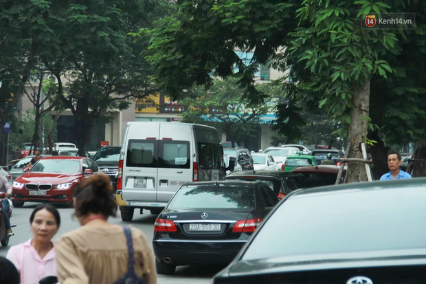 Ông Phiến thất thần trong buổi thực nghiệm lần 3 vụ bé trai trường Gateway tử vong trên xe đưa đón-9