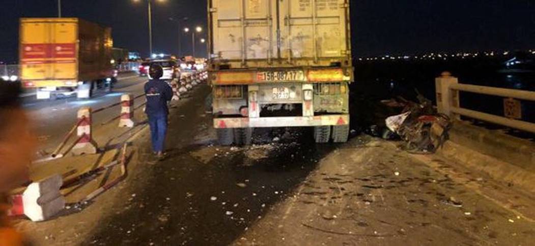 Hà Nội: Container nghi mất lái tông một loạt xe máy trên cầu Thanh Trì rớt xuống sông, ít nhất 3 người bị thương-1