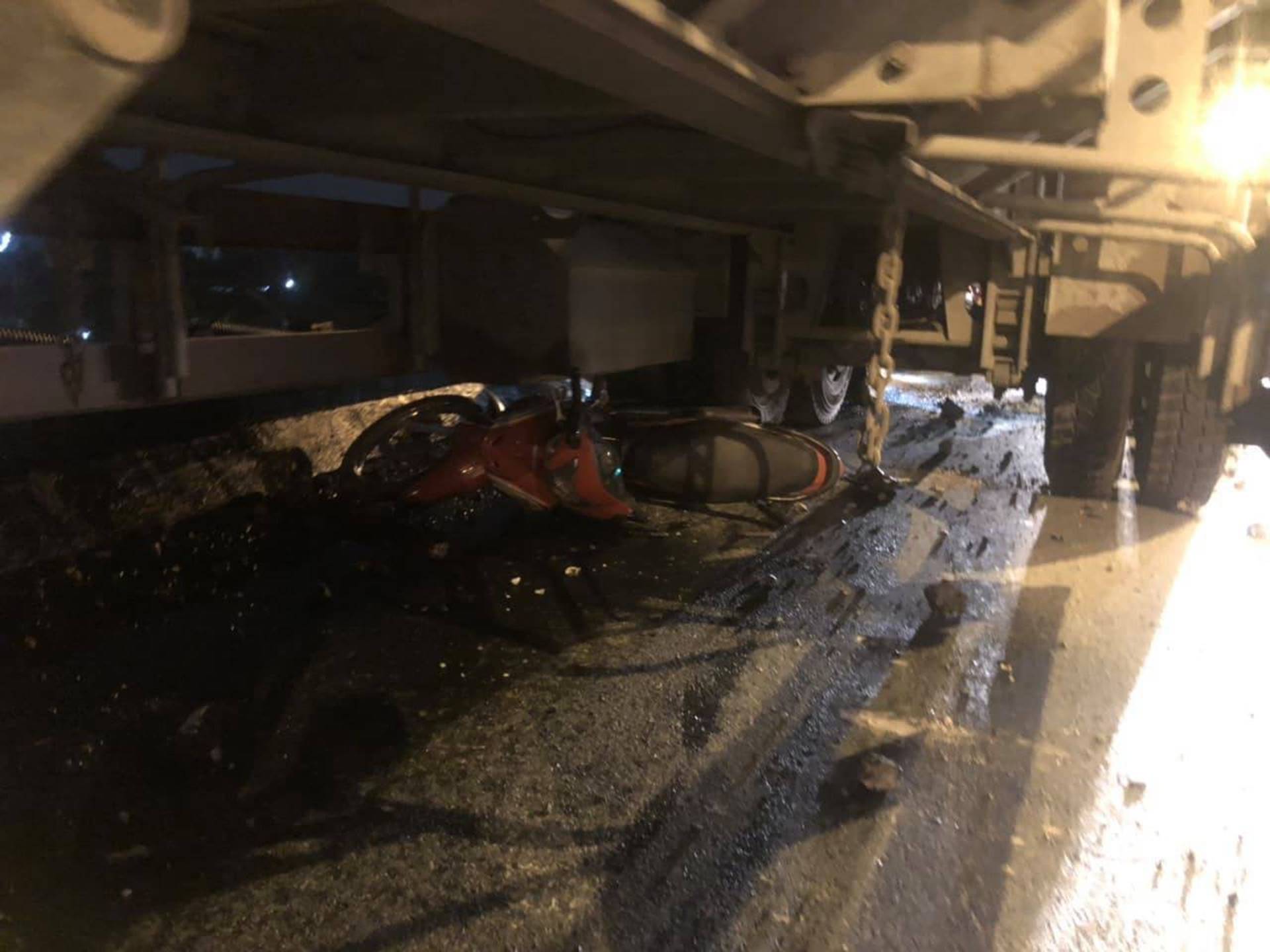 Hà Nội: Container nghi mất lái tông một loạt xe máy trên cầu Thanh Trì rớt xuống sông, ít nhất 3 người bị thương-3