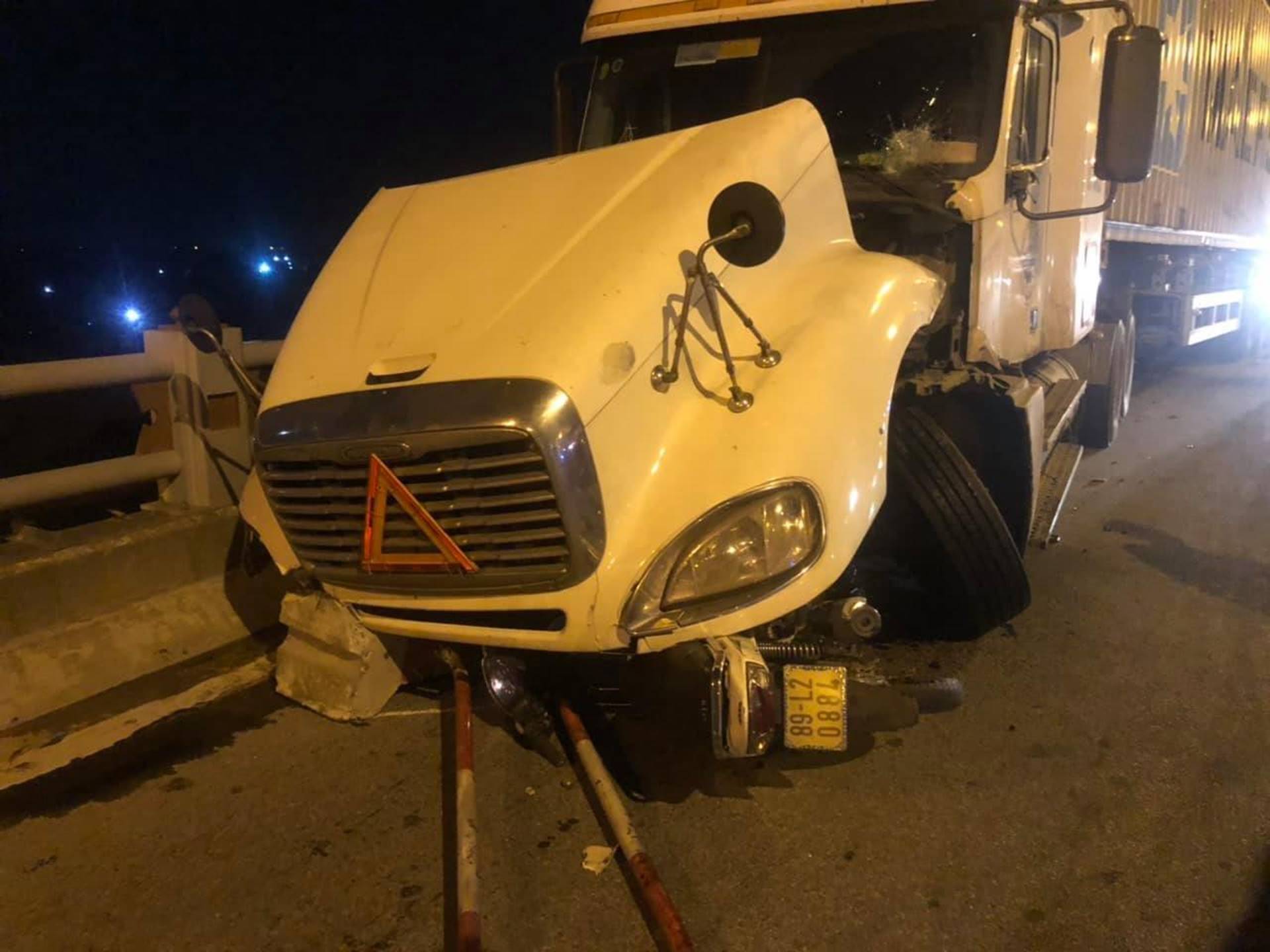 Hà Nội: Container nghi mất lái tông một loạt xe máy trên cầu Thanh Trì rớt xuống sông, ít nhất 3 người bị thương-5