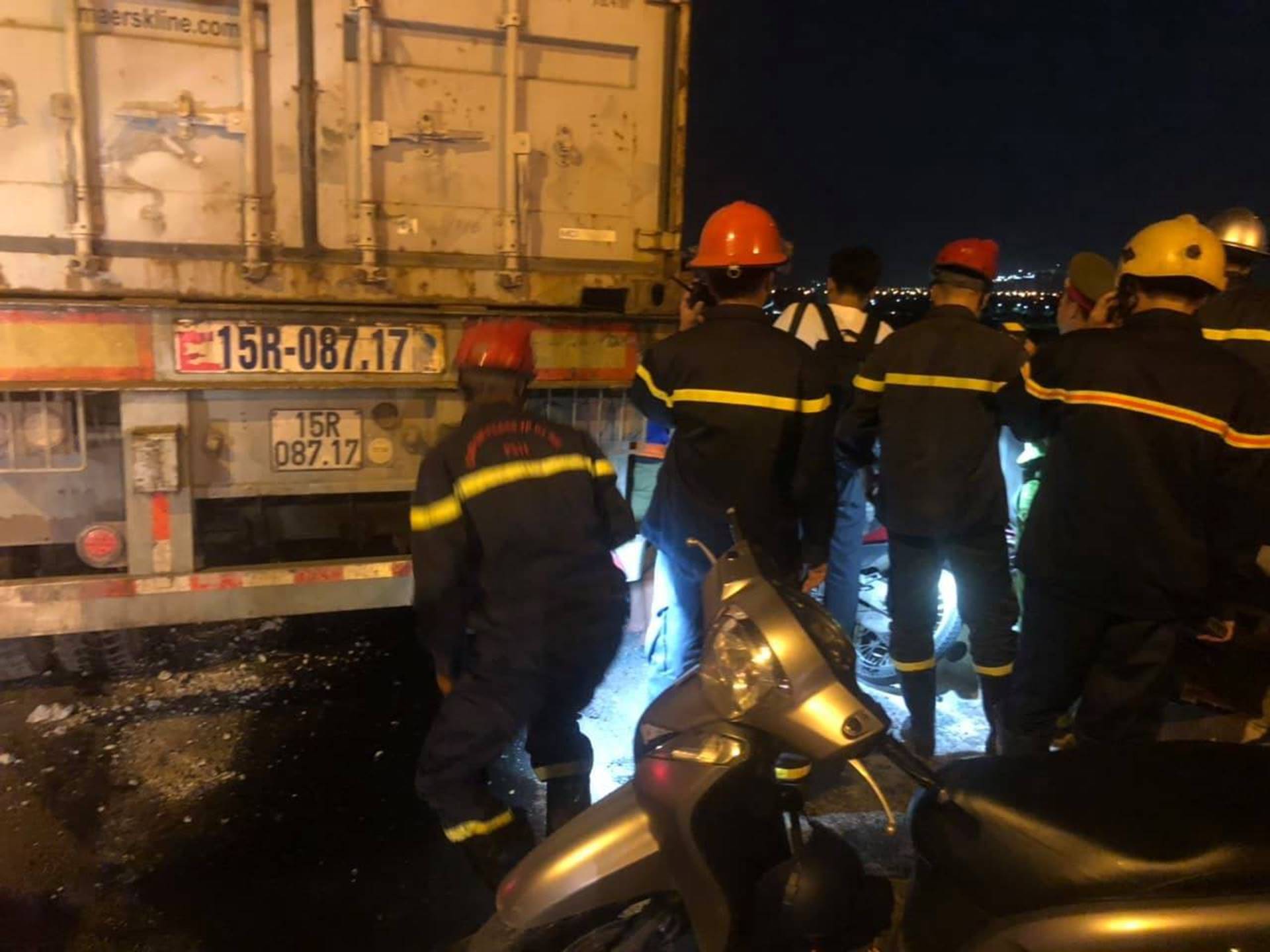 Hà Nội: Container nghi mất lái tông một loạt xe máy trên cầu Thanh Trì rớt xuống sông, ít nhất 3 người bị thương-6